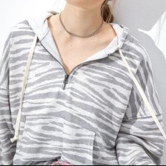 American Eagle Cropped Zebra Hoodie Oversized Like New Condition XS RM-C - Picture 2 of 7